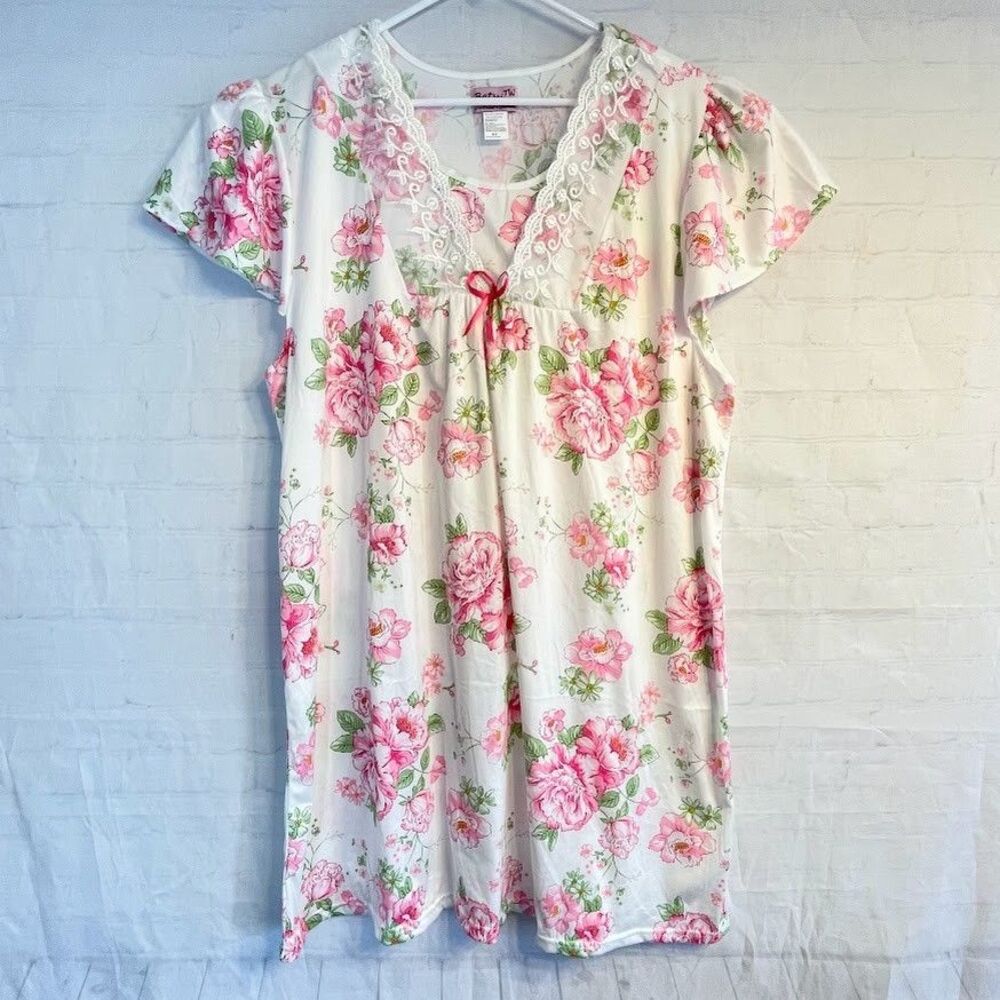 Betsy TW Plus Size Nightgown Size 4X Pink Floral Lace Short Sleeve Lightweight